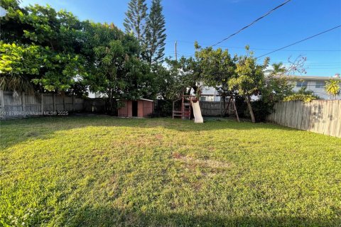 House in Hallandale Beach, Florida 3 bedrooms, 116.22 sq.m. № 1982171 - photo 11