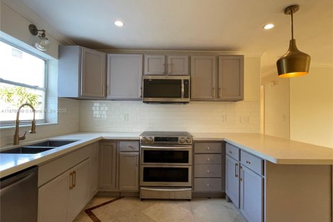 House in Hallandale Beach, Florida 3 bedrooms, 116.22 sq.m. № 1982171 - photo 2