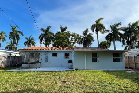 House in Hallandale Beach, Florida 3 bedrooms, 116.22 sq.m. № 1982171 - photo 13