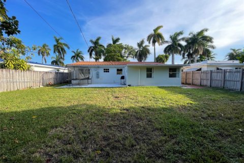 House in Hallandale Beach, Florida 3 bedrooms, 116.22 sq.m. № 1982171 - photo 12