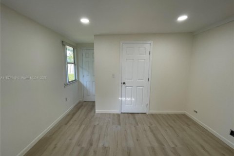 House in Hallandale Beach, Florida 3 bedrooms, 116.22 sq.m. № 1982171 - photo 8
