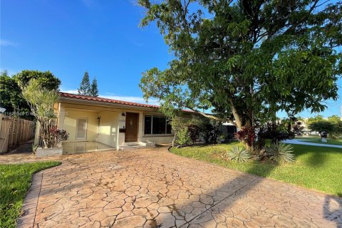 House in Hallandale Beach, Florida 3 bedrooms, 116.22 sq.m. № 1982171 - photo 15