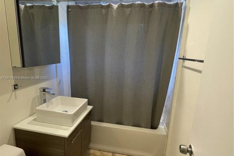 House in Hallandale Beach, Florida 3 bedrooms, 116.22 sq.m. № 1982171 - photo 6