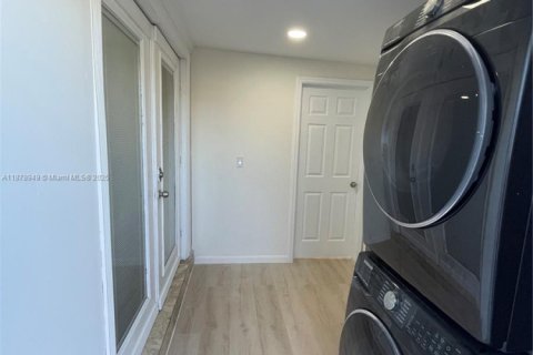 House in Hallandale Beach, Florida 3 bedrooms, 116.22 sq.m. № 1982171 - photo 7