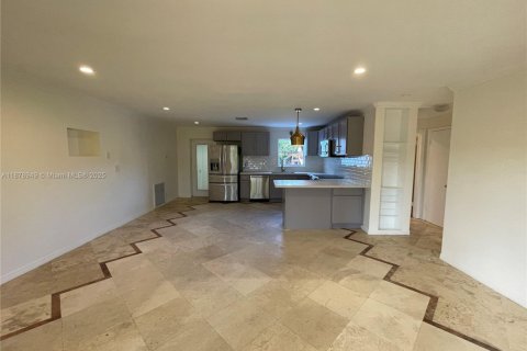 House in Hallandale Beach, Florida 3 bedrooms, 116.22 sq.m. № 1982171 - photo 1