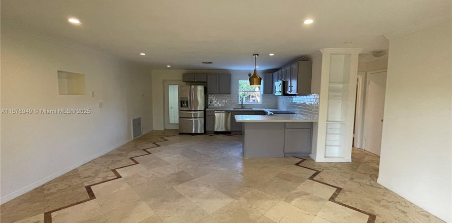 House in Hallandale Beach, Florida 3 bedrooms, 116.22 sq.m. № 1982171