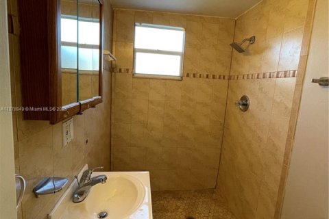 House in Hallandale Beach, Florida 3 bedrooms, 116.22 sq.m. № 1982171 - photo 9