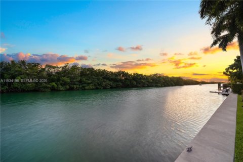 House in Key Biscayne, Florida 4 bedrooms, 765.51 sq.m. № 1997234 - photo 9