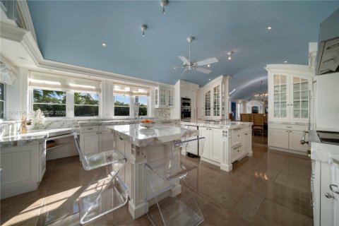 House in Key Biscayne, Florida 4 bedrooms, 765.51 sq.m. № 1997234 - photo 17