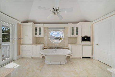 House in Key Biscayne, Florida 4 bedrooms, 765.51 sq.m. № 1997234 - photo 26