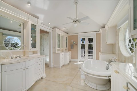 House in Key Biscayne, Florida 4 bedrooms, 765.51 sq.m. № 1997234 - photo 27