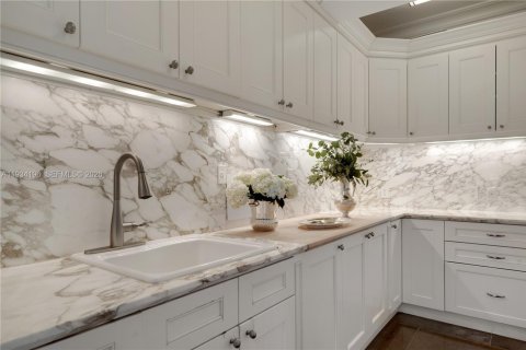 House in Key Biscayne, Florida 4 bedrooms, 765.51 sq.m. № 1997234 - photo 21