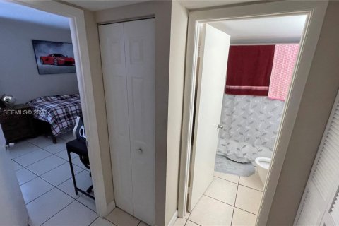 Condominio en venta en Hialeah, Florida, 1 dormitorio, 51.1 m2 № 2046557 - foto 9
