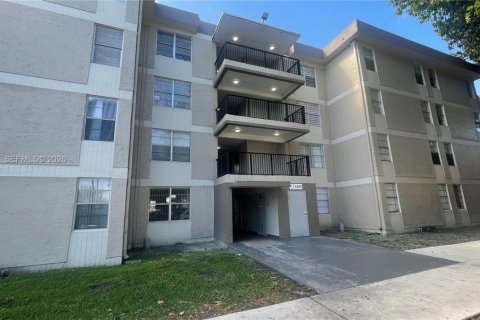 Condominio en Hialeah, Florida, 1 dormitorio  № 2046557