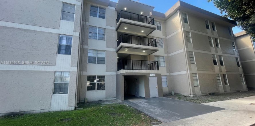 Condominio en Hialeah, Florida, 1 dormitorio № 2046557