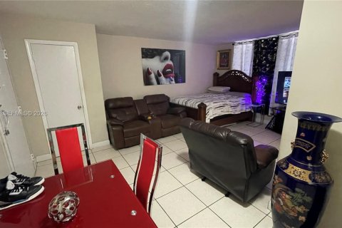 Condominio en venta en Hialeah, Florida, 1 dormitorio, 51.1 m2 № 2046557 - foto 4