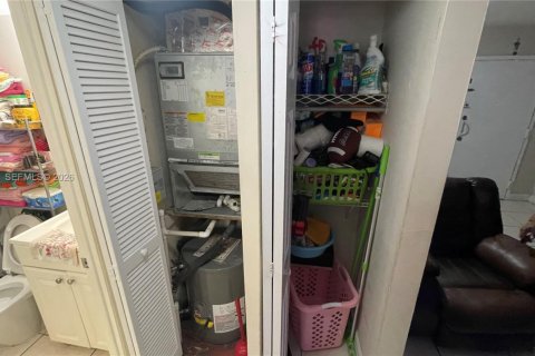 Condominio en venta en Hialeah, Florida, 1 dormitorio, 51.1 m2 № 2046557 - foto 11
