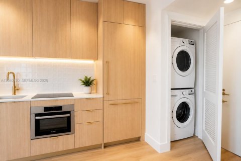 Condo in Miami, Florida, 1 bedroom  № 2086431 - photo 10