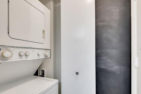 Condominio en venta en Miami, Florida, 1 dormitorio, 74.69 m2 № 2027932 - foto 16