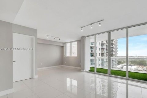 Condominio en venta en Miami, Florida, 1 dormitorio, 74.69 m2 № 2027932 - foto 2