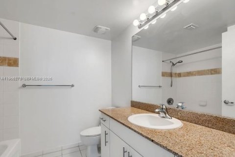 Condominio en venta en Miami, Florida, 1 dormitorio, 74.69 m2 № 2027932 - foto 12