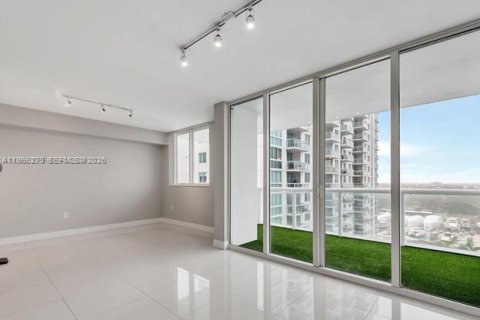 Condominio en venta en Miami, Florida, 1 dormitorio, 74.69 m2 № 2027932 - foto 3