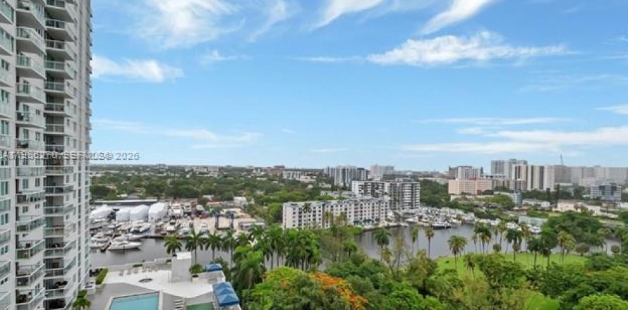 Condominio en Miami, Florida, 1 dormitorio  № 2027932