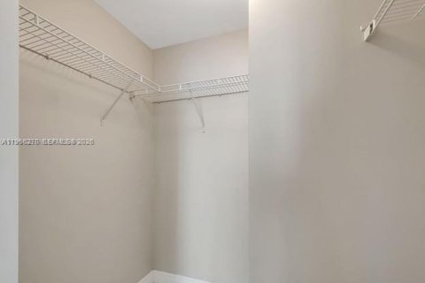 Condominio en venta en Miami, Florida, 1 dormitorio, 74.69 m2 № 2027932 - foto 8