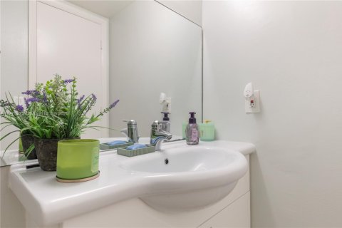 Condo in Davie, Florida, 2 bedrooms  № 1704472 - photo 17