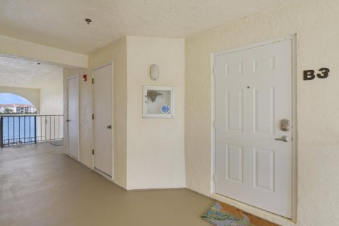 Condo in Jensen Beach, Florida, 2 bedrooms  № 665361 - photo 1