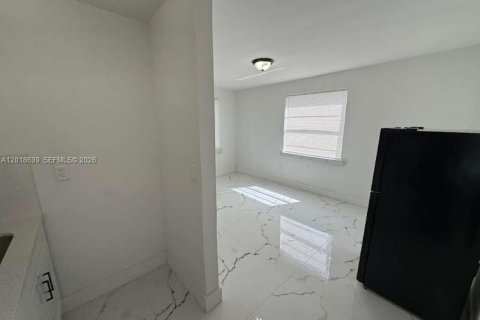 Commercial property in Miami, Florida 111.67 sq.m. № 2263318 - photo 10