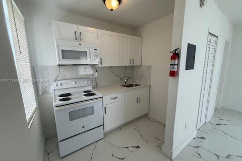 Commercial property in Miami, Florida 111.67 sq.m. № 2263318 - photo 4