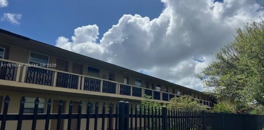 Condominio en Miami, Florida, 1 dormitorio  № 2050057