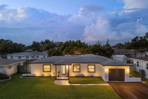 House in Saint Petersburg, Florida 3 bedrooms, 158.86 sq.m. № 1904713 - photo 1