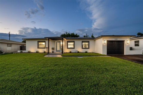 House in Saint Petersburg, Florida 3 bedrooms, 158.86 sq.m. № 1904713 - photo 2