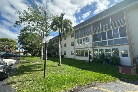 Condominio en venta en Tamarac, Florida, 2 dormitorios, 87.33 m2 № 2065728 - foto 2
