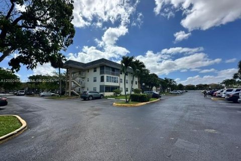 Condominio en venta en Tamarac, Florida, 2 dormitorios, 87.33 m2 № 2065728 - foto 3