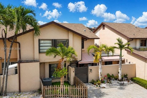 Copropriété à vendre à Hialeah Gardens, Floride: 4 chambres, 120.4 m2 № 2072671 - photo 2