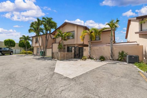 Copropriété à vendre à Hialeah Gardens, Floride: 4 chambres, 120.4 m2 № 2072671 - photo 3
