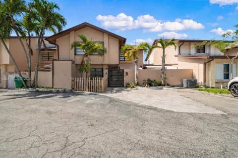 Copropriété à vendre à Hialeah Gardens, Floride: 4 chambres, 120.4 m2 № 2072671 - photo 6