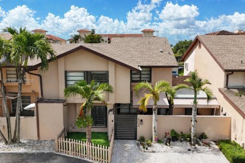 Condominio en Hialeah Gardens, Florida, 4 dormitorios  № 2072671