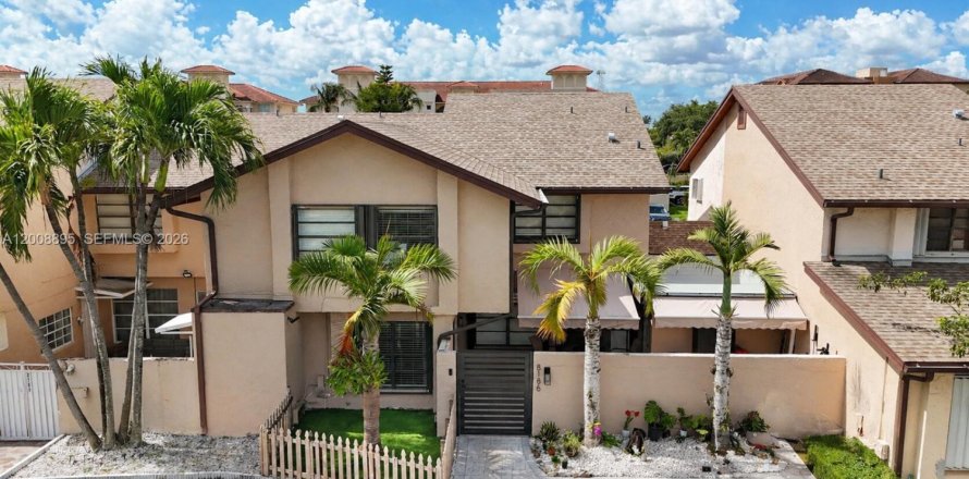 Condo à Hialeah Gardens, Floride, 4 chambres  № 2072671