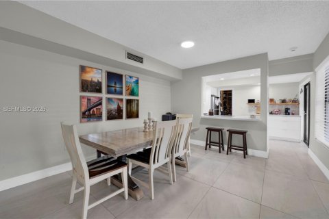 Copropriété à vendre à Hialeah Gardens, Floride: 4 chambres, 120.4 m2 № 2072671 - photo 12