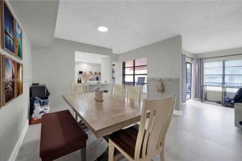 Copropriété à vendre à Hialeah Gardens, Floride: 4 chambres, 120.4 m2 № 2072671 - photo 13