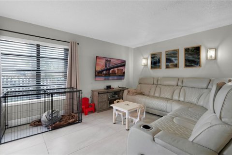 Copropriété à vendre à Hialeah Gardens, Floride: 4 chambres, 120.4 m2 № 2072671 - photo 11