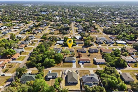 House in Port Charlotte, Florida 3 bedrooms, 180.04 sq.m. № 2101805 - photo 4