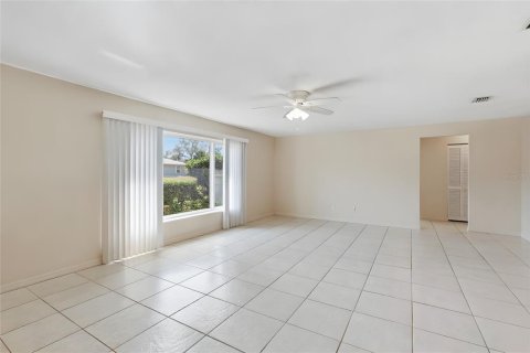 House in Port Charlotte, Florida 3 bedrooms, 180.04 sq.m. № 2101805 - photo 7