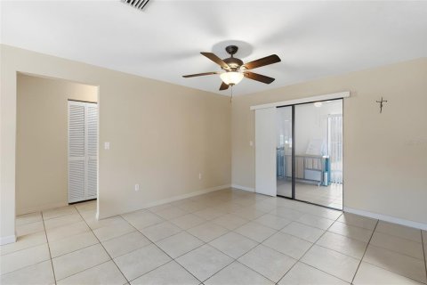 House in Port Charlotte, Florida 3 bedrooms, 180.04 sq.m. № 2101805 - photo 15