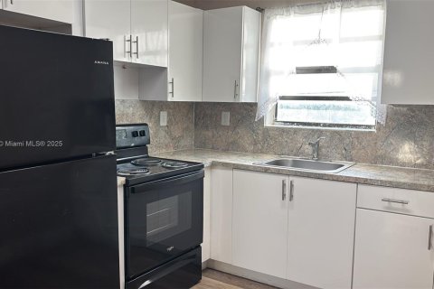 Copropriété à louer à North Miami Beach, Floride: 2 chambres, 82.78 m2 № 1931728 - photo 1