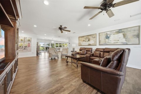 House in Tampa, Florida 3 bedrooms, 249.35 sq.m. № 2345611 - photo 5